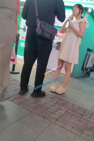 XM412白色连衣裙清纯小姐姐和男朋友逛夜市，白色半透明内