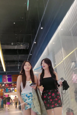 XM364蓝色印花超短裙小姐姐和闺蜜逛街，白色内内