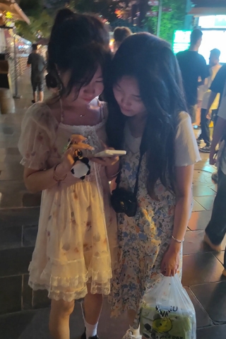 XM138清纯女大学生和同学逛街，蓝色内