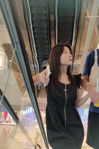 XM296黑色连衣裙高颜值小姐姐和男朋友逛街，黄色内