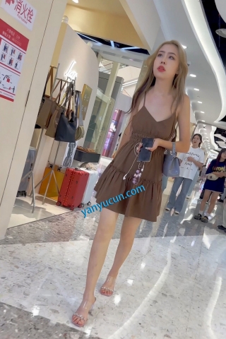 trump1394【KFC】大嘴少妇独自逛街买美妆·背影很顶·吊带裙淡绿色内内