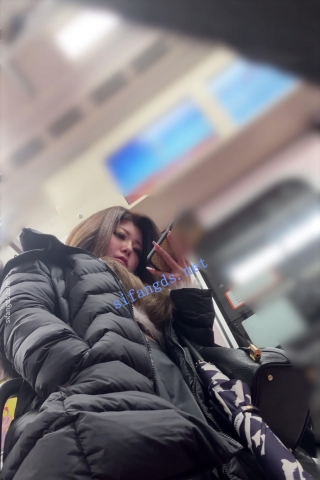 【日产精选】033美女冬天羽绒服百褶裙配丁字裤散发骚气